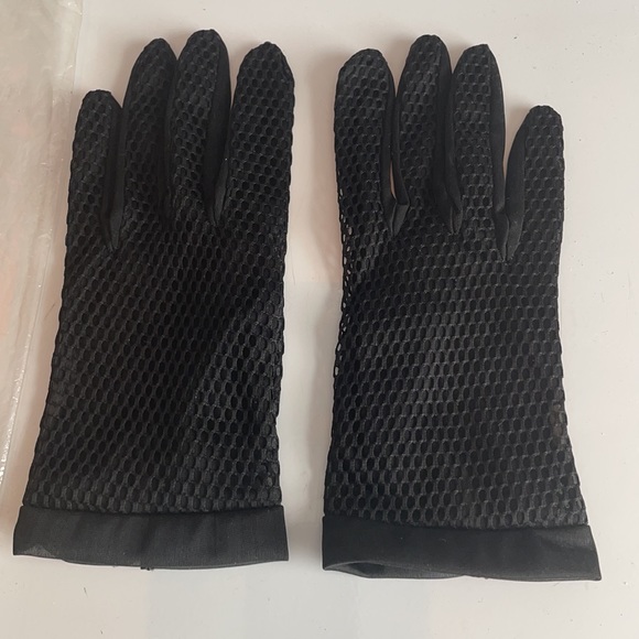 Vintage 1960’sblack short gloves sz small women